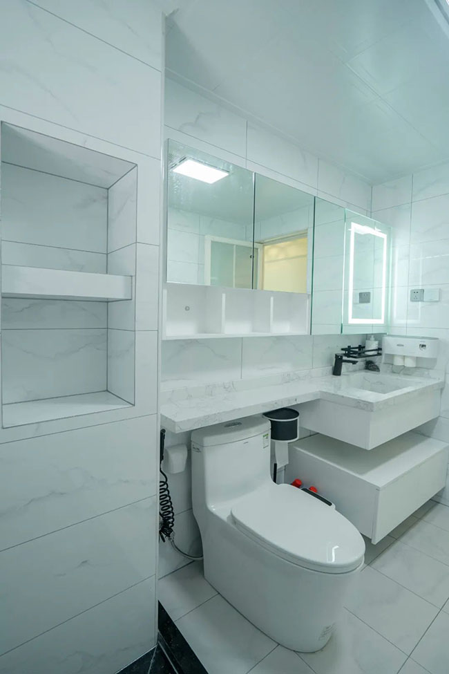 120㎡現(xiàn)代三居，飄窗與收納柜結(jié)合，打造實(shí)用起居臥室